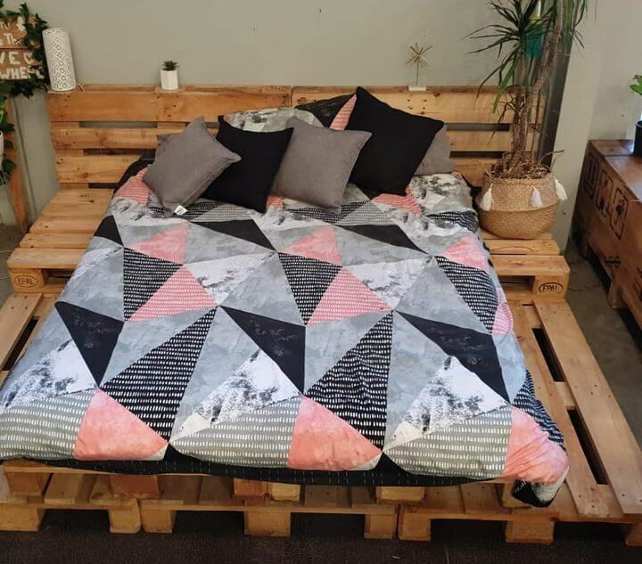 Easy Pallet Bed Design