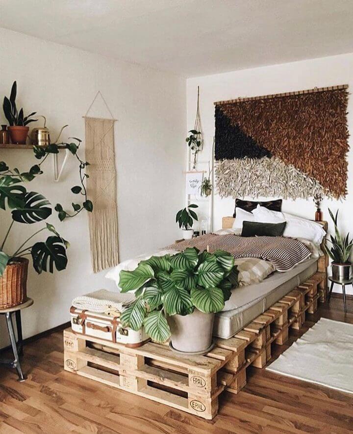 queen pallet bed made of wooden pallets