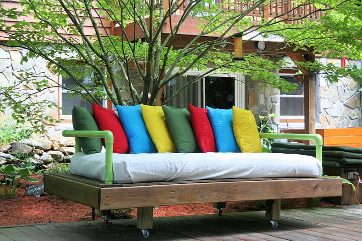 DIY Pallet Daybed on Wheels