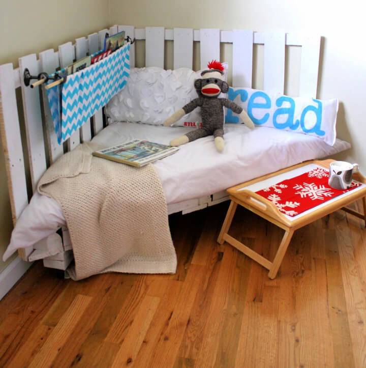 DIY Pallet Reading Corner Chair