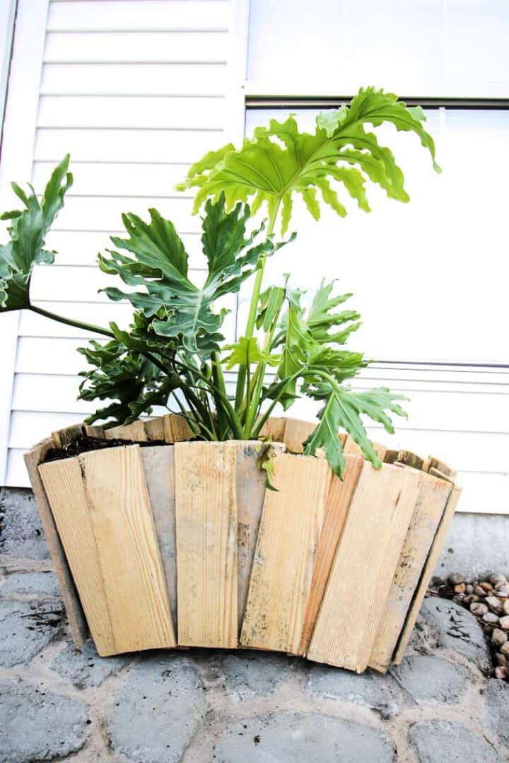 DIY Scalloped Pallet Wood Planter