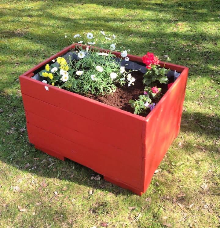 Easy DIY Pallet Planter Box