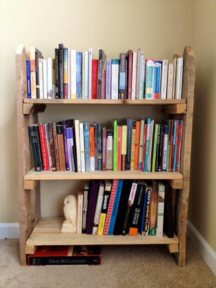 Homemade Pallet Wall Bookshelf