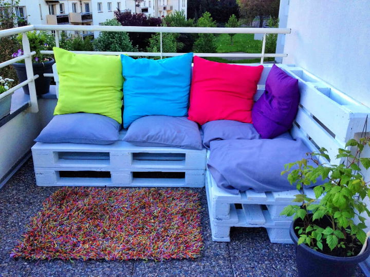 Outdoor Corner Lounge Using Pallet