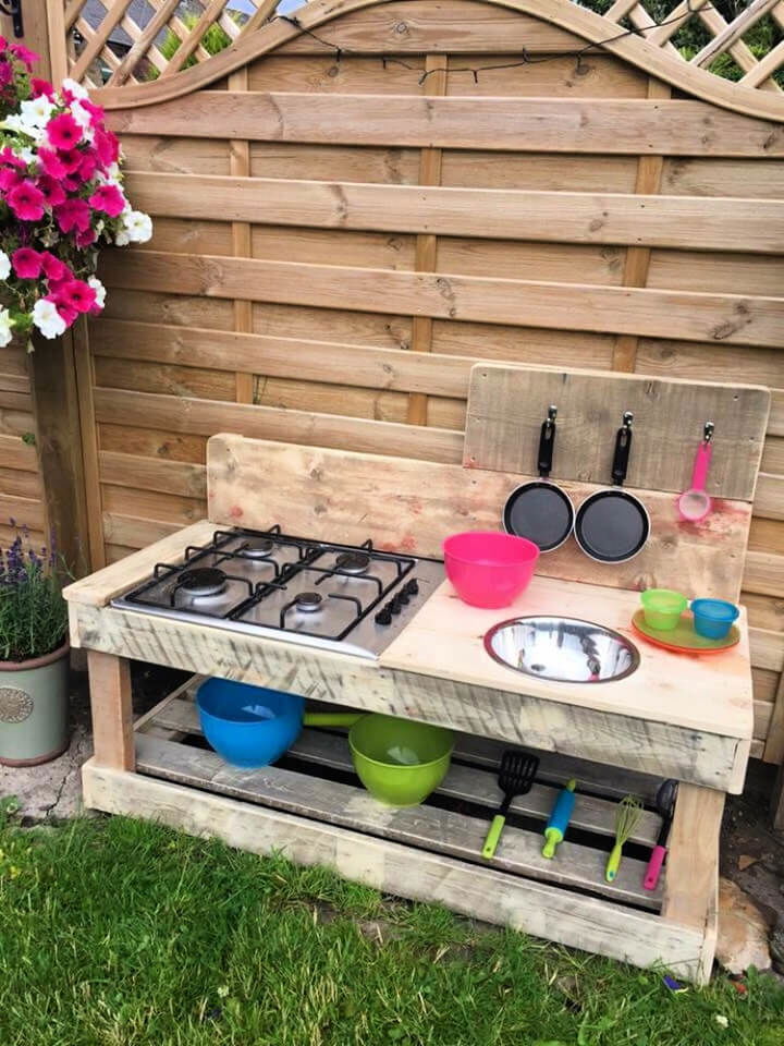 Outdoor Kitchen Made From Recycling Pallets