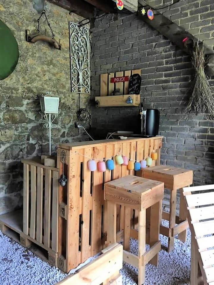 Pallet Counter Table and Stools