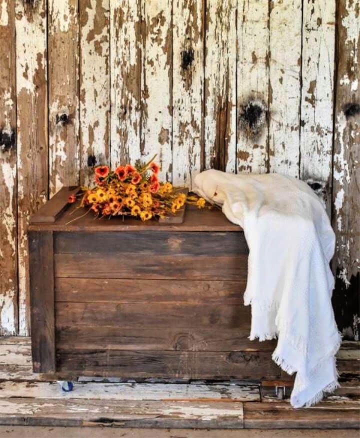 Rustic DIY Pallet Wood Storage Chest